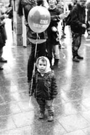 kind mit luftballon